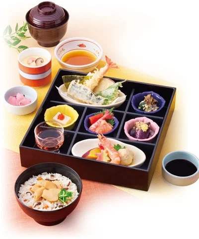 松茸ごはんや秋刀魚の天ぷら、お造りがセットになった四季めぐり膳。