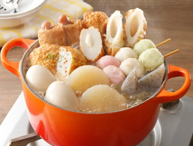 鍋で煮込まれている具だくさんのおでん