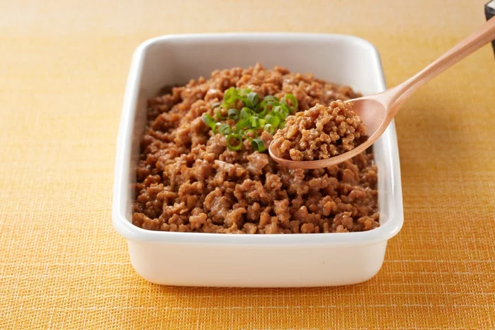 器に入った肉味噌そぼろとスプーン