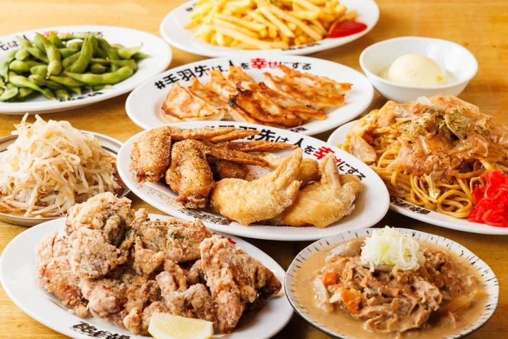 テーブルいっぱいに並べられた居酒屋料理の数々