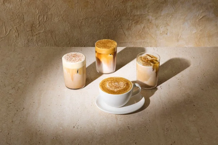 ホット、アイス、コールドフォーム、シェケラートの4種類のミソキャラメルラテ