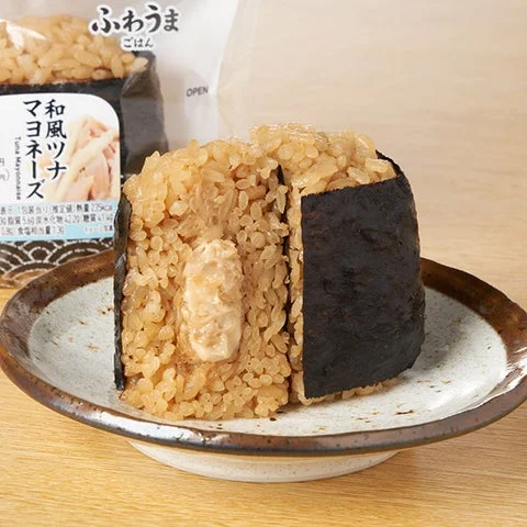 断面が見える直巻和風ツナマヨネーズおむすびとパッケージ