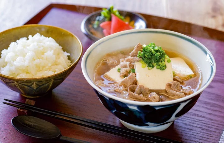 肉、豆腐、青ネギが入った肉すいと白ごはんのセット