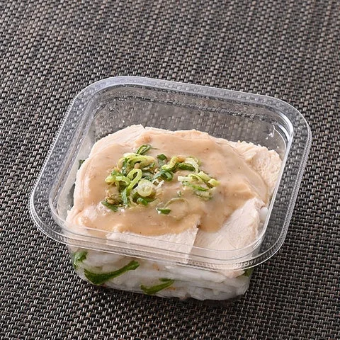 透明な容器に入ったごまだれサラダチキン