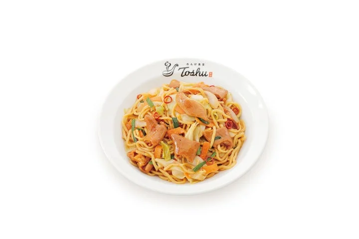皿に盛り付けられた牛もつと野菜の焼きラーメン