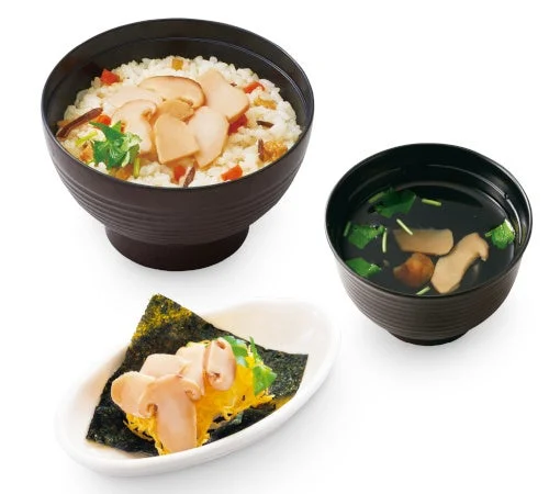 松茸ごはん、松茸の手巻き寿司、松茸のお吸い物の盛り付け