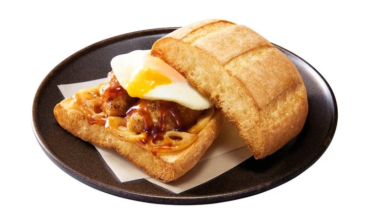 皿に盛り付けられたサンマルクホットサンド 月見テリヤキつくね