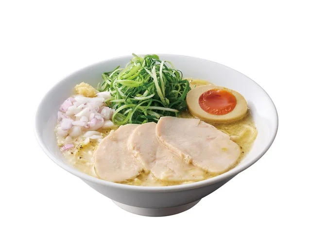 トッピングにチャーシューを乗せた濃厚鶏白湯そば