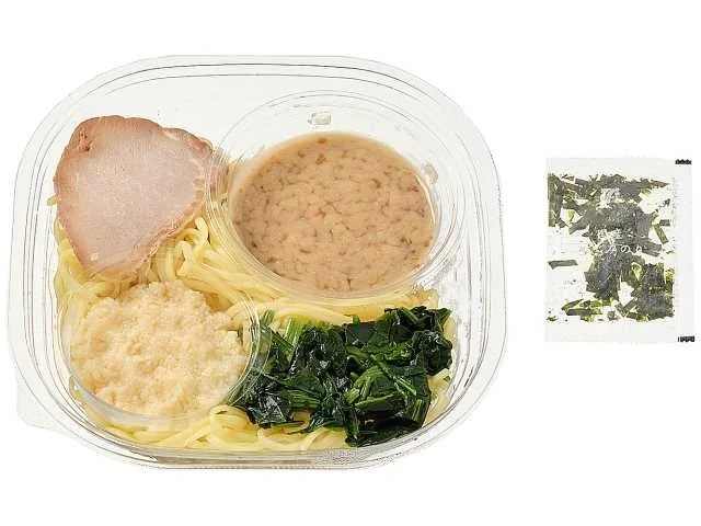 「冷やし家系ラーメン」の容器に入った麺、スープ、チャーシュー、ほうれん草、別添えの海苔