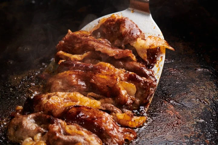 鉄板の上で調理されている焼肉