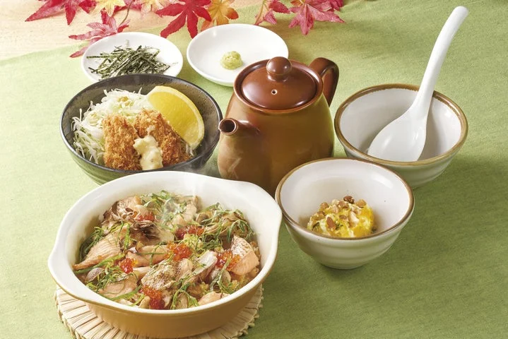 炙り鮭はらすといくらの出汁茶漬け膳
