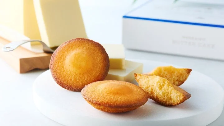 皿に盛られたバターケーキとバターの塊
