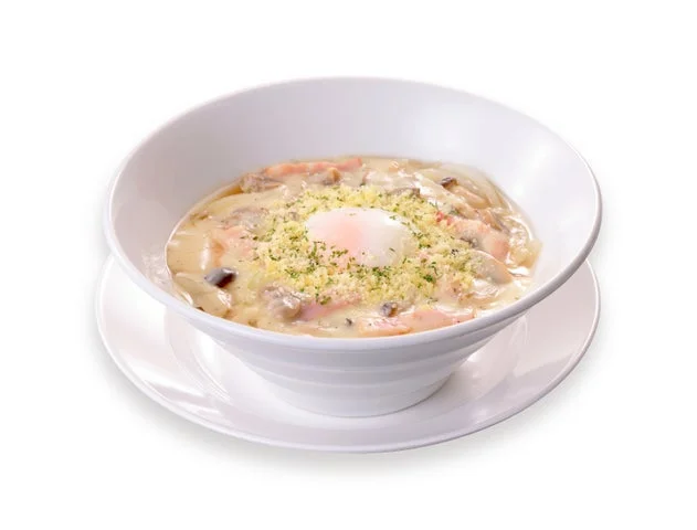丼に入った濃厚クリーミーカルボ醤油らーめん温玉添え