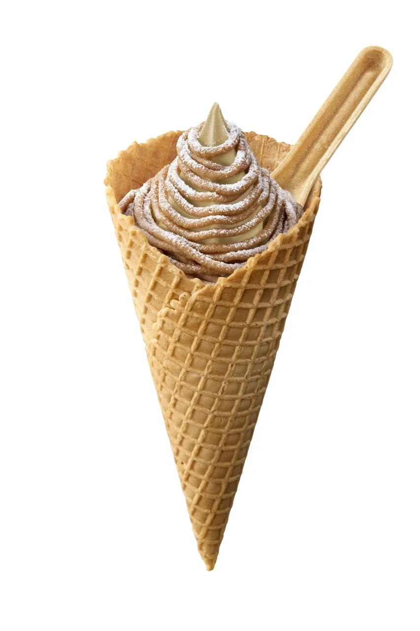 ワッフルコーンに入ったごほうびソフト至福のモンブラン