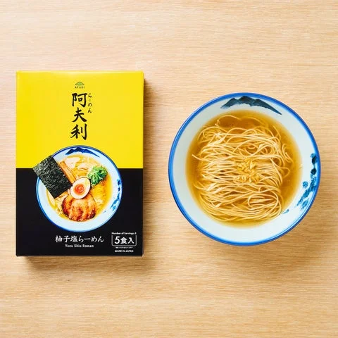 柚子塩らーめんのパッケージ箱と、調理済みのらーめんが入った丼