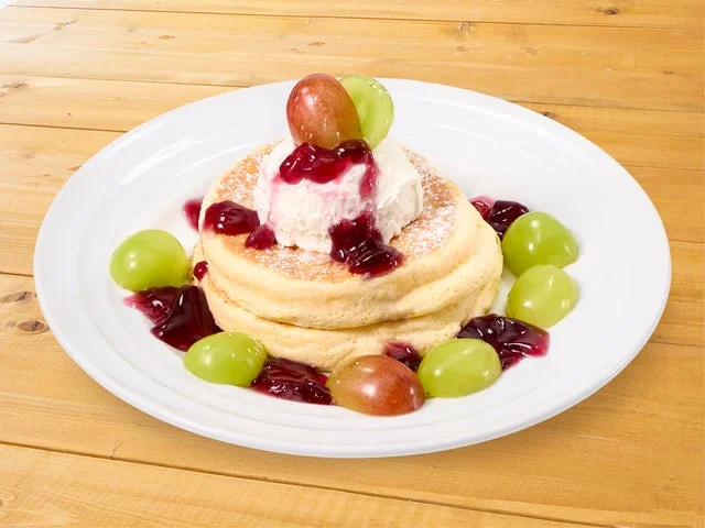 2色のぶどうとレアチーズクリームをトッピングしたリコッタパンケーキ（ジャストサイズ）
