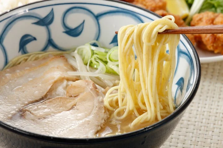 箸で持ち上げられた本格ノンフライ中華麺