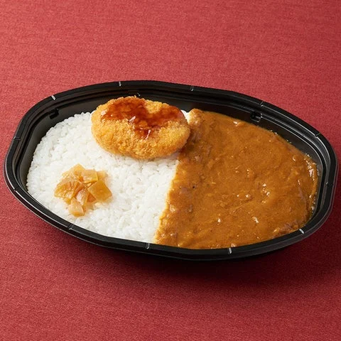 コロッケがトッピングされた「こだわりカレー」のお弁当