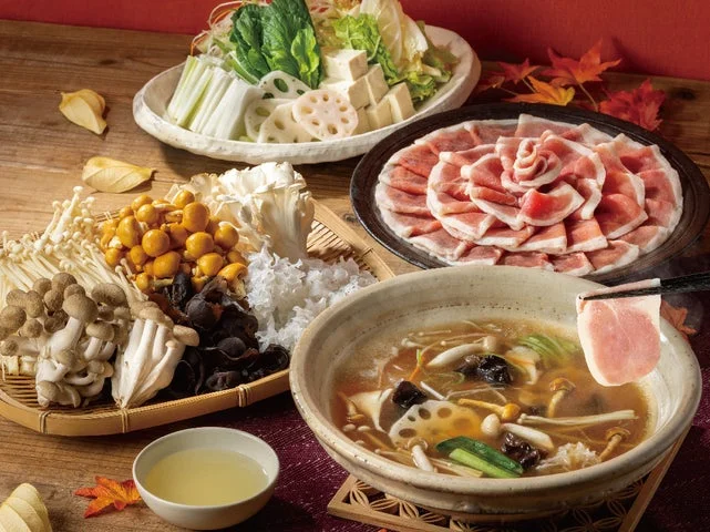 鴨肉、きのこ盛り合わせ、野菜、しゃぶしゃぶ鍋が並ぶテーブルセット