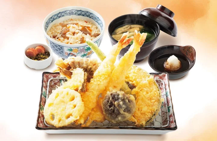 きのこ尽くしの天ぷら定食、松茸ご飯、味噌汁、明太子と高菜のセット