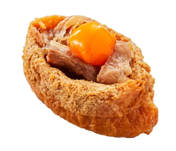 揚げに牛肉と卵黄ソースをのせた月見牛肉いなり