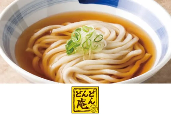 出汁に浸かったうどんとネギ、下部にどんどん庵のロゴ