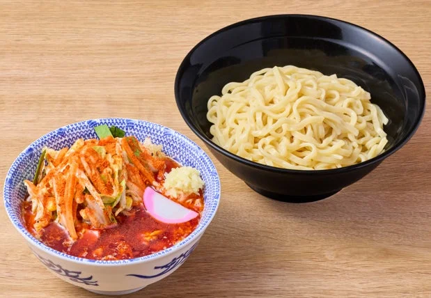 赤い辛いつけだれと炒め野菜、別皿の太麺