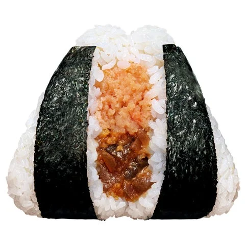 海苔で包まれた大きなおむすびの断面に生たらこと漬けまぐろが詰まっている