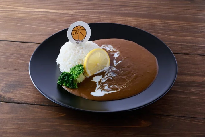 黒い皿に盛られたレモンクリームカレーとご飯、ブロッコリー