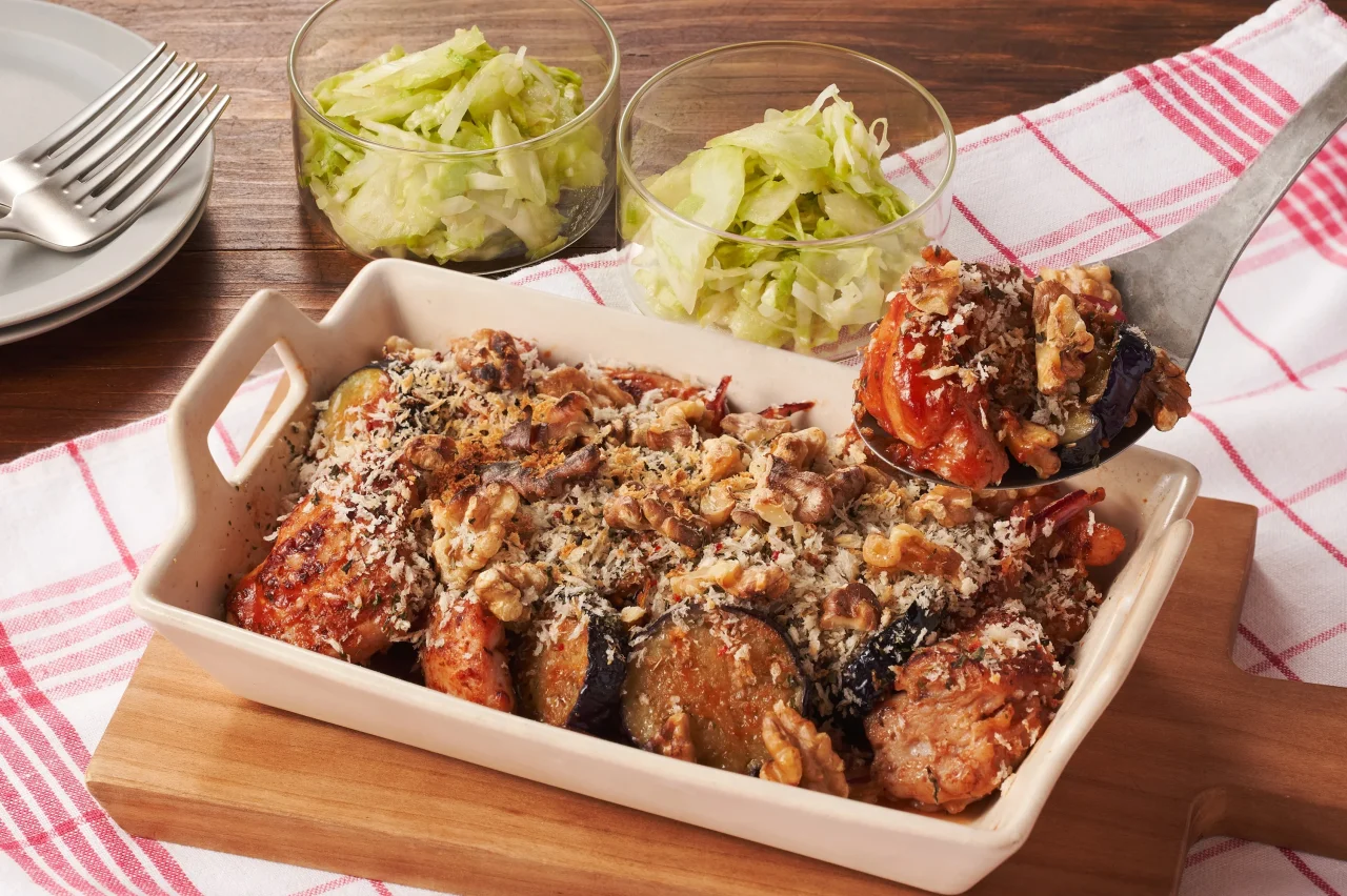 チキンとナスの香草パン粉焼きとマリネサラダの盛り付け