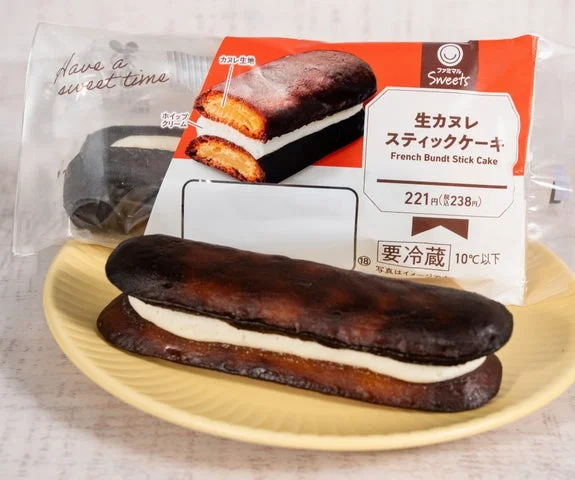 黄色い皿に盛られたスティック型のカヌレサンドケーキと、そのパッケージ