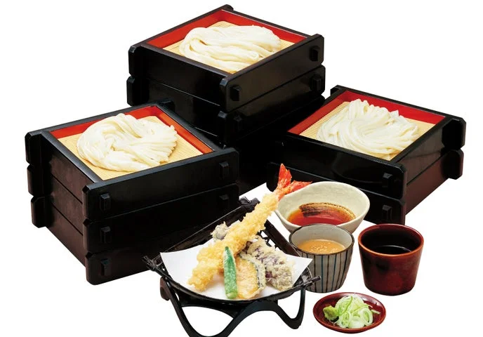 セイロに盛られた手延べうどんと天ぷら、つゆのセット