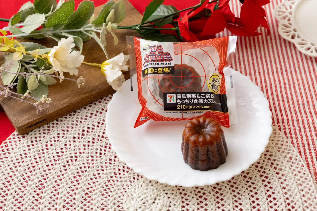 青島刑事もご満悦！もっちり食感カヌレのパッケージと、白い皿に盛られたカヌレ