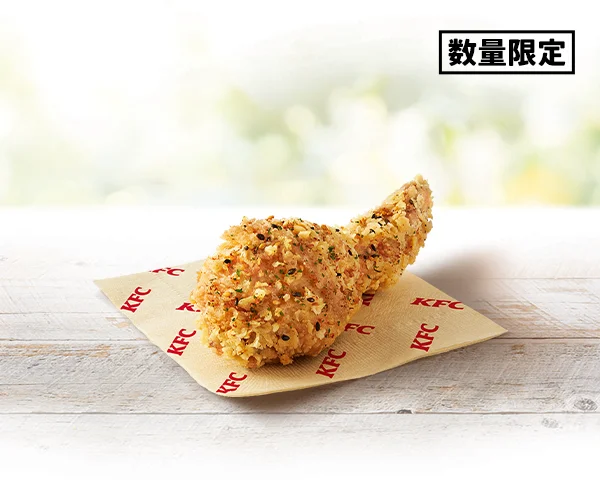 「にんにく醤油チキン」の衣に胡麻が見える外観