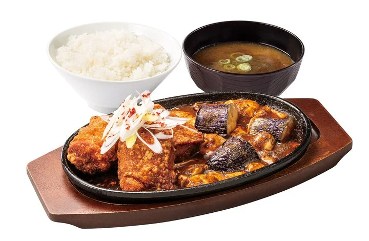 鉄板に盛られた旨辛にんにくからあげ、麻婆豆腐、麻婆茄子とご飯、味噌汁のセット
