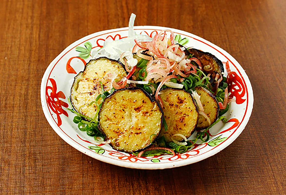 秋茄子のたたき。焼き茄子に薬味を添えた皿