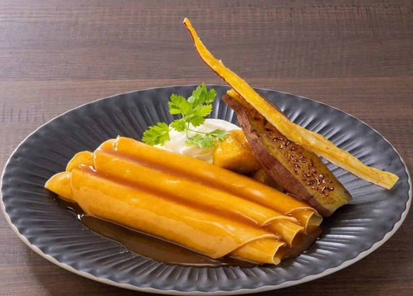 お芋づくしのロールパンケーキ～みたらし～のロール状パンケーキと添え物