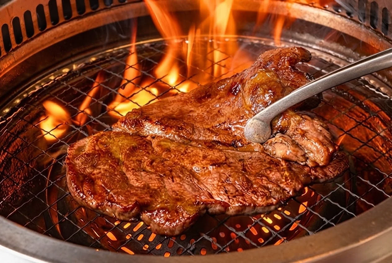 大判ロースステーキを網で焼き、火が揺らぐ様子