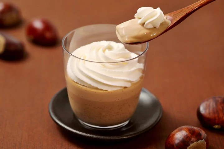 ホイップクリームをトッピングしたなめらか和栗プリンとスプーン