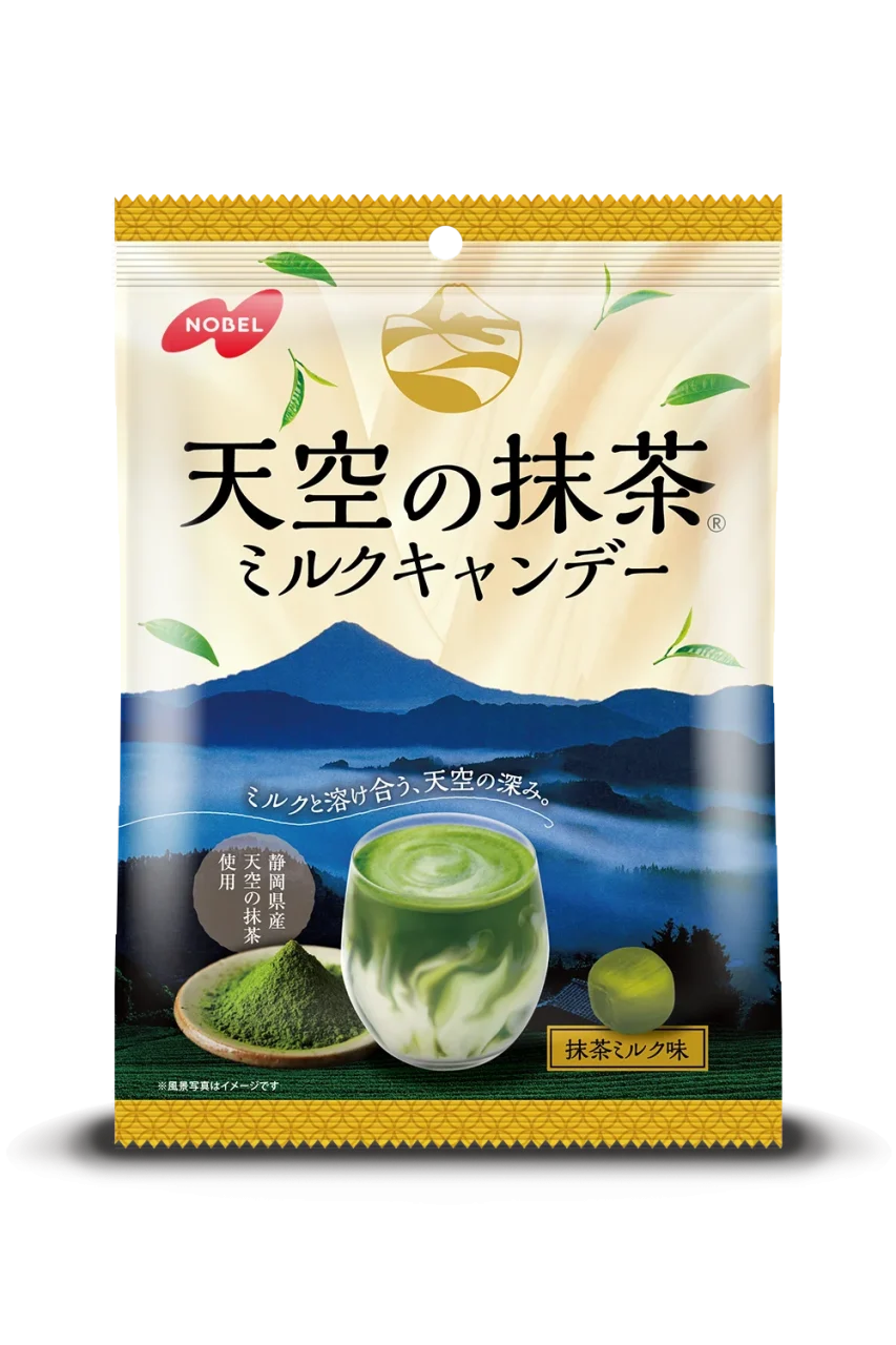 「天空の抹茶ミルクキャンデー」のパッケージ。山岳風景と抹茶ドリンクのイラストが描かれている。