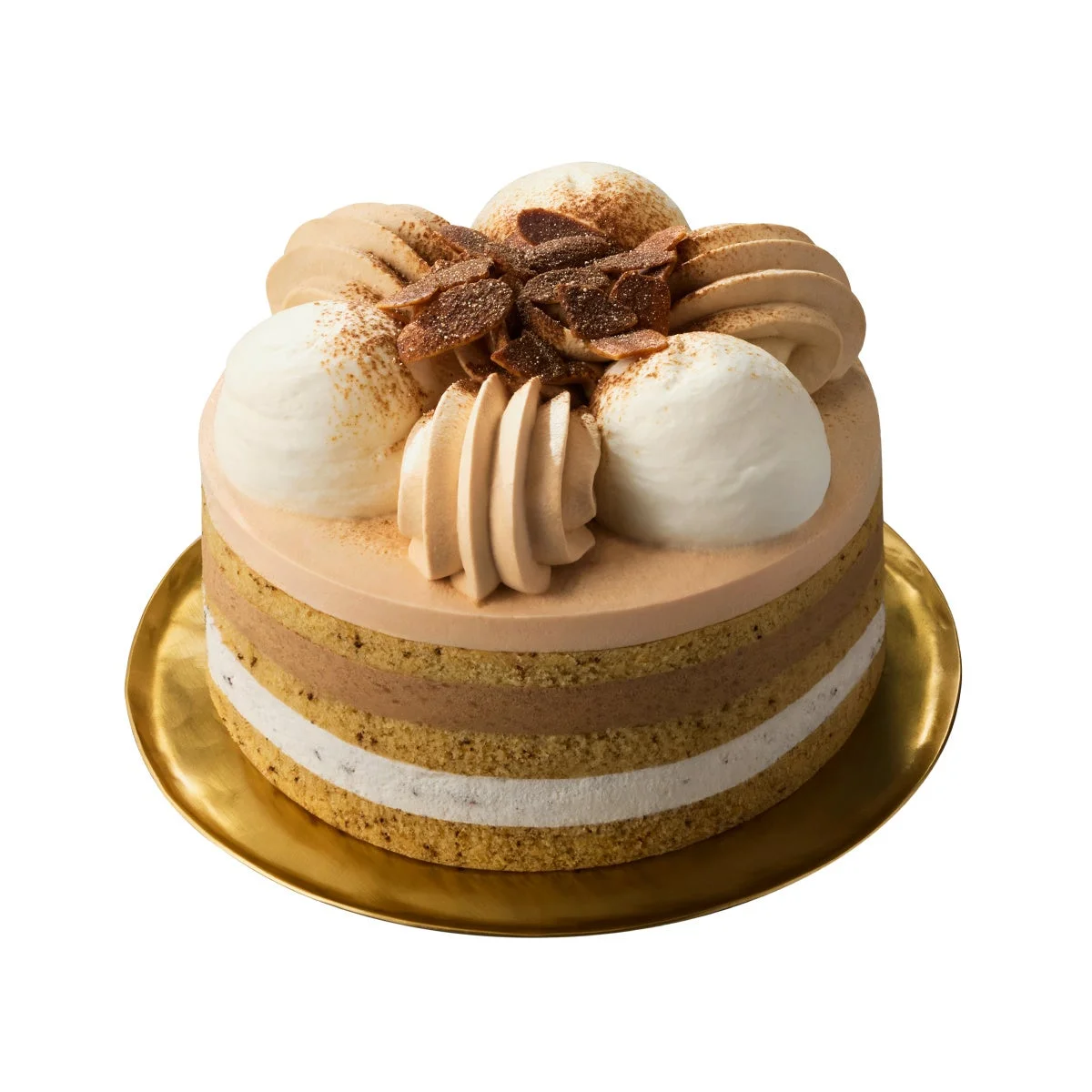 金色の台に載せられた層状のケーキ。天面にはクリーム、アーモンド、パウダーがトッピングされている。