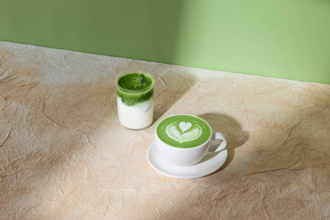 手点て 宇治抹茶ラテのHOTとICED。緑色の抹茶とミルクの層が見える。