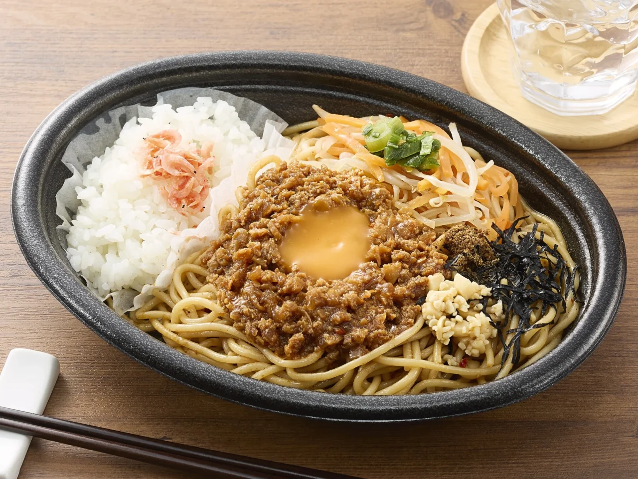 汁なし台湾風まぜ麺弁当（追い飯付き）の麺とご飯の盛り付け