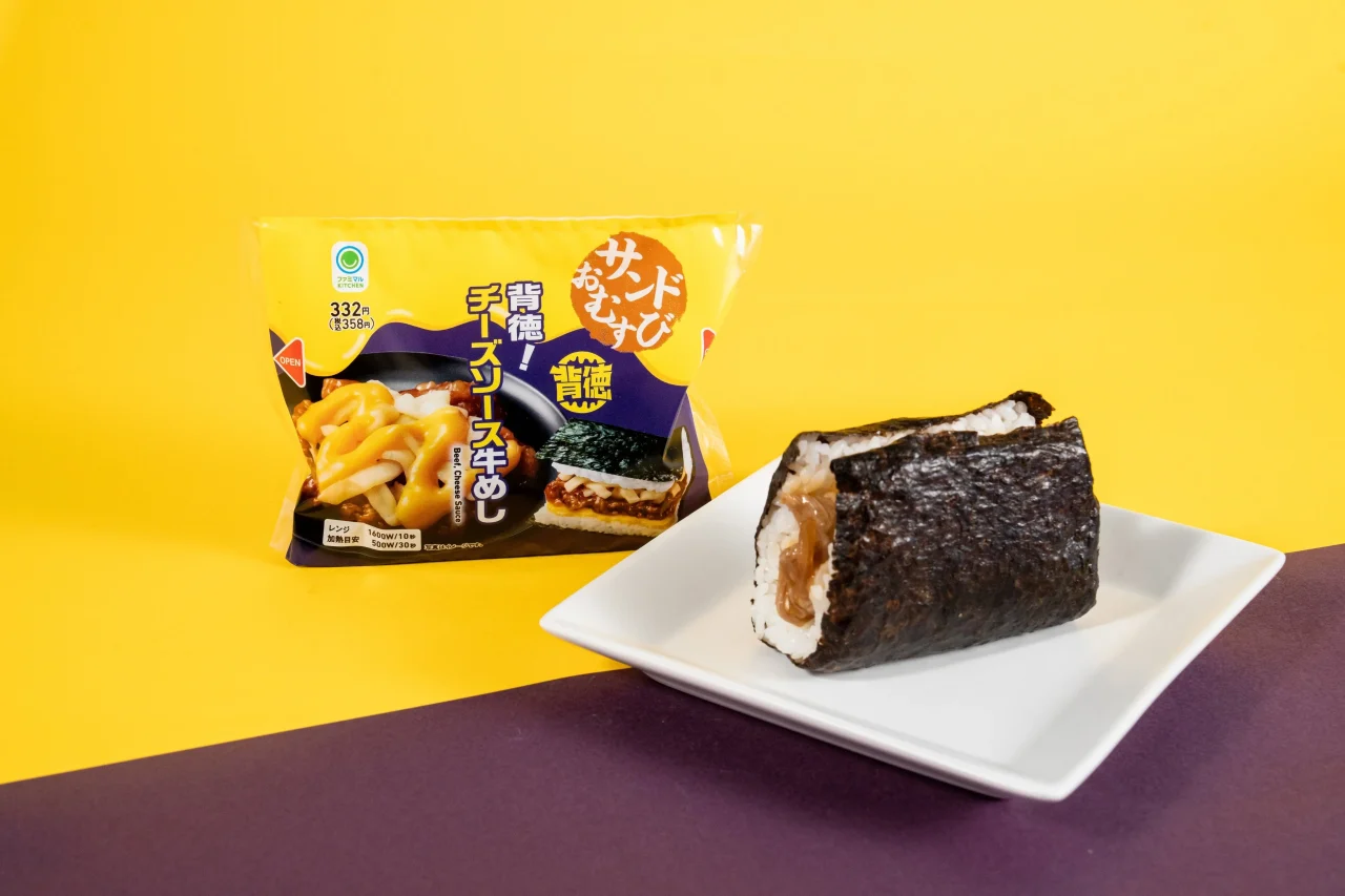 サンドおむすび 背徳チーズソース牛めしのパッケージと、海苔で巻いたおむすびの断面