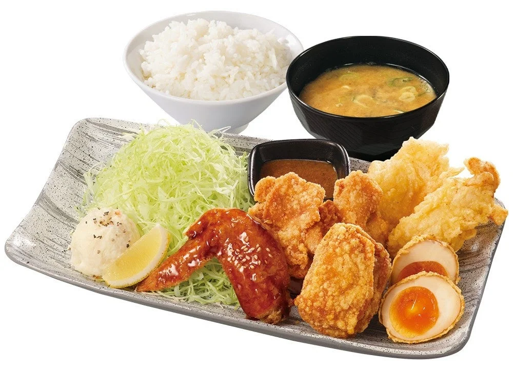 5種盛り定食。ご飯、味噌汁、からあげ、手羽先、卵など盛り合わせ