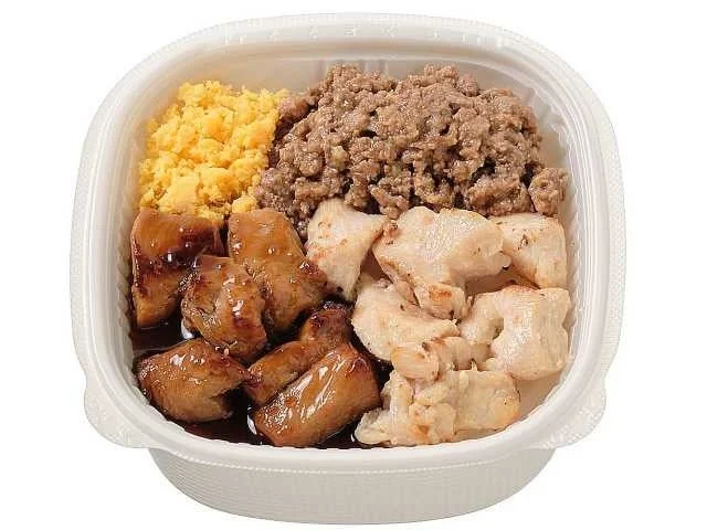 炭火焼き鳥丼。容器に焼き鳥、そぼろ、卵そぼろが盛り付けられている