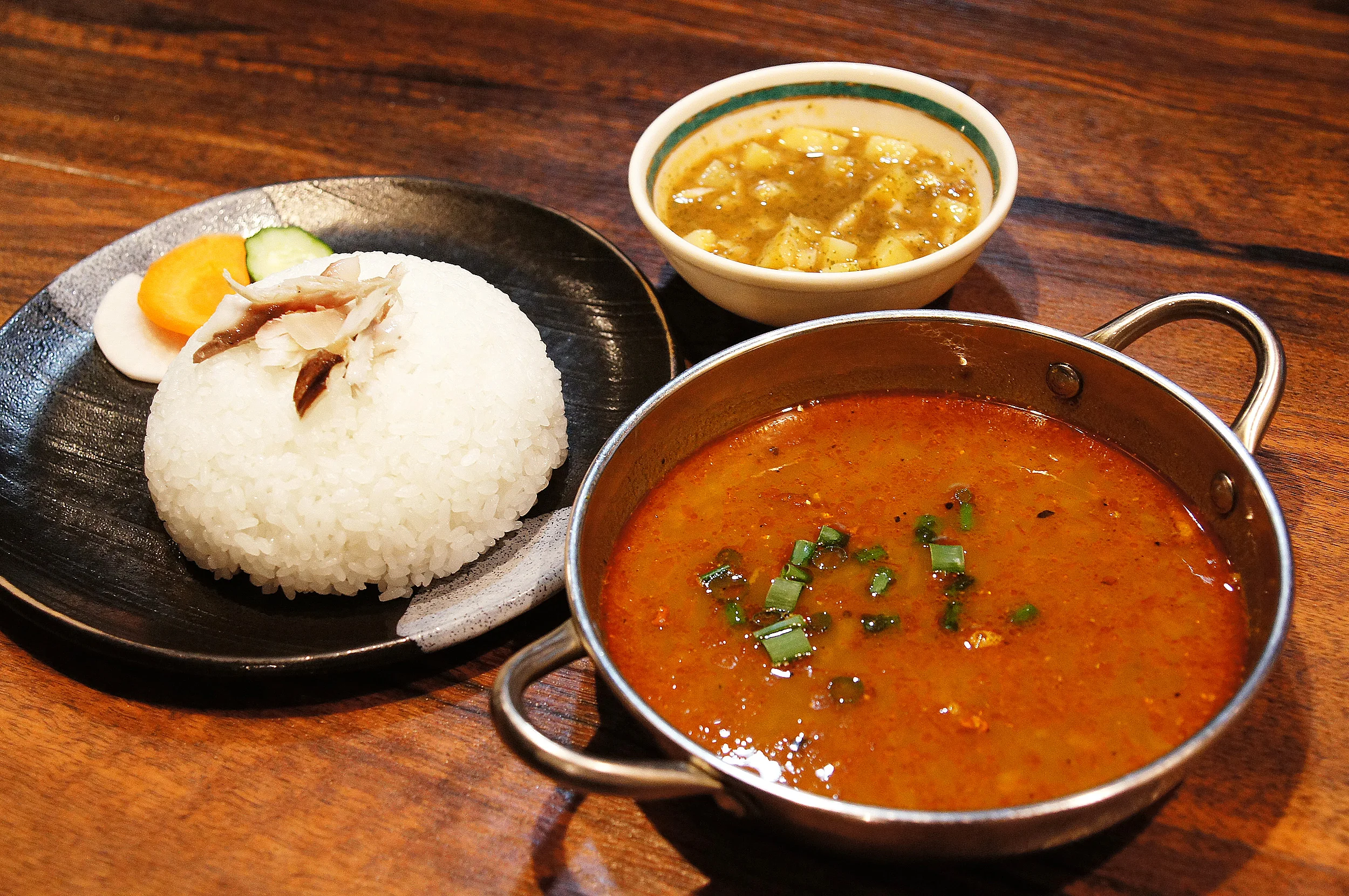 マッチャ・コ・ジョール（魚のスープカレー）とご飯、豆のスープ