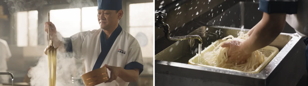 丸亀製麺の麺職人がうどんを釜からすくう様子と、冷水で締める作業の比較