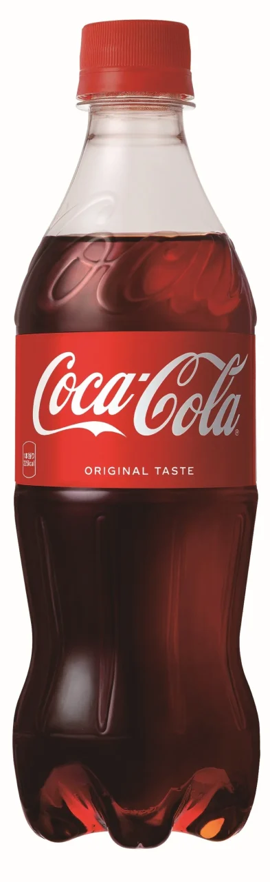 コカ・コーラ 500mlのPETボトル。赤いキャップとラベルにCoca-Colaのロゴが確認できる。