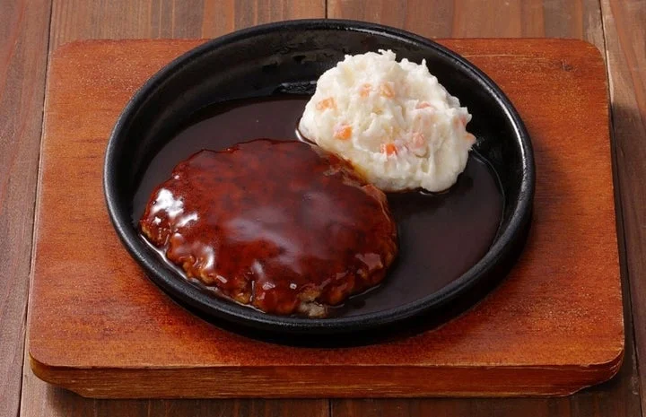 ポテトサラダが添えられた特製チキンハンバーグステーキ